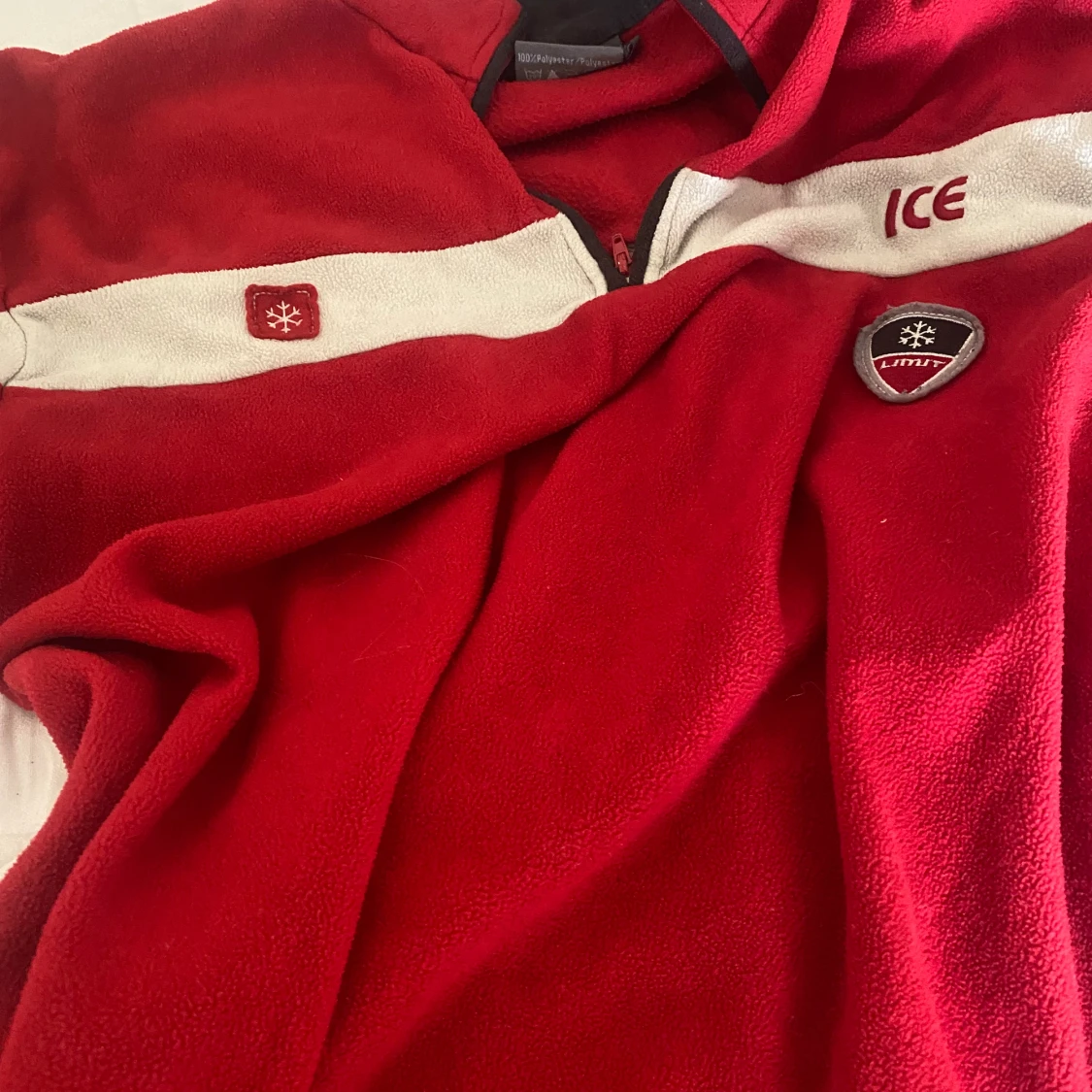 Röd fleecetröja  - 90