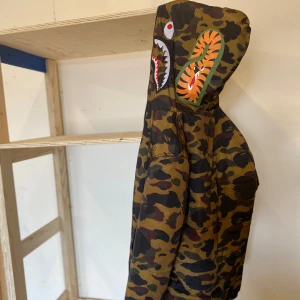 En vintage bape jacka - En väldigt fin bape jacka som jag fick av min morbror från när han använde den. Jag säljer för att den inte riktigt är min stil (min åsikt).🐊 drag kedjan är lite trasig så pris kan diskuteras. Den är går att laga!!