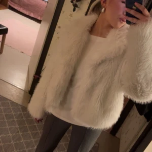 Pälsjacka - Intressekoll!!! Vit pälsjacka från ginatricot som inte säljs längre! Storlek s/m i super fint skick😊💋💋