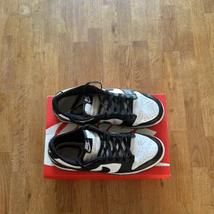 Nike dunk - Skor som jag säljer för jag ej använder de mer. Storlek 45. Använda men bara små märken och så. Skriv för frågor. Pris går även att diskuteras. Köpts på Soleplus.