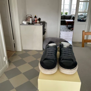 Arigato skor - Arigato skor väldigt fina dressskor inköpta på NK för 2200 kr mitt pris 600 kr perfekta till våren och sommaren.