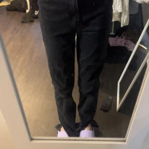 svarta jeans - andvända 1 gång