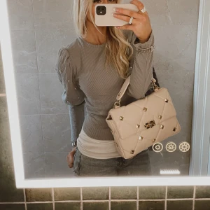 Tröja - Säljer den så fina tröja med puffärm med pärlor på, perfekt till lågmidjade jeans och nu till våren. 10/10 skick 🫶🏼