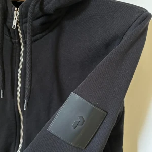 Peak Performance tröja - Peak Performance ziptröja i fint skick. För fler bilder eller frågor så hör av dig! Köparen står för frakt 📦