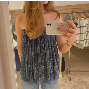Glitter topp - Säljer denna fina glitterkjol från zara men som sitter jättefint som topp också!☺️ Den är köpt på barnavdelningen och är i strl 13-14 men är stor i storleken så passar även XS-S!! Köparen står för frakt💓💓