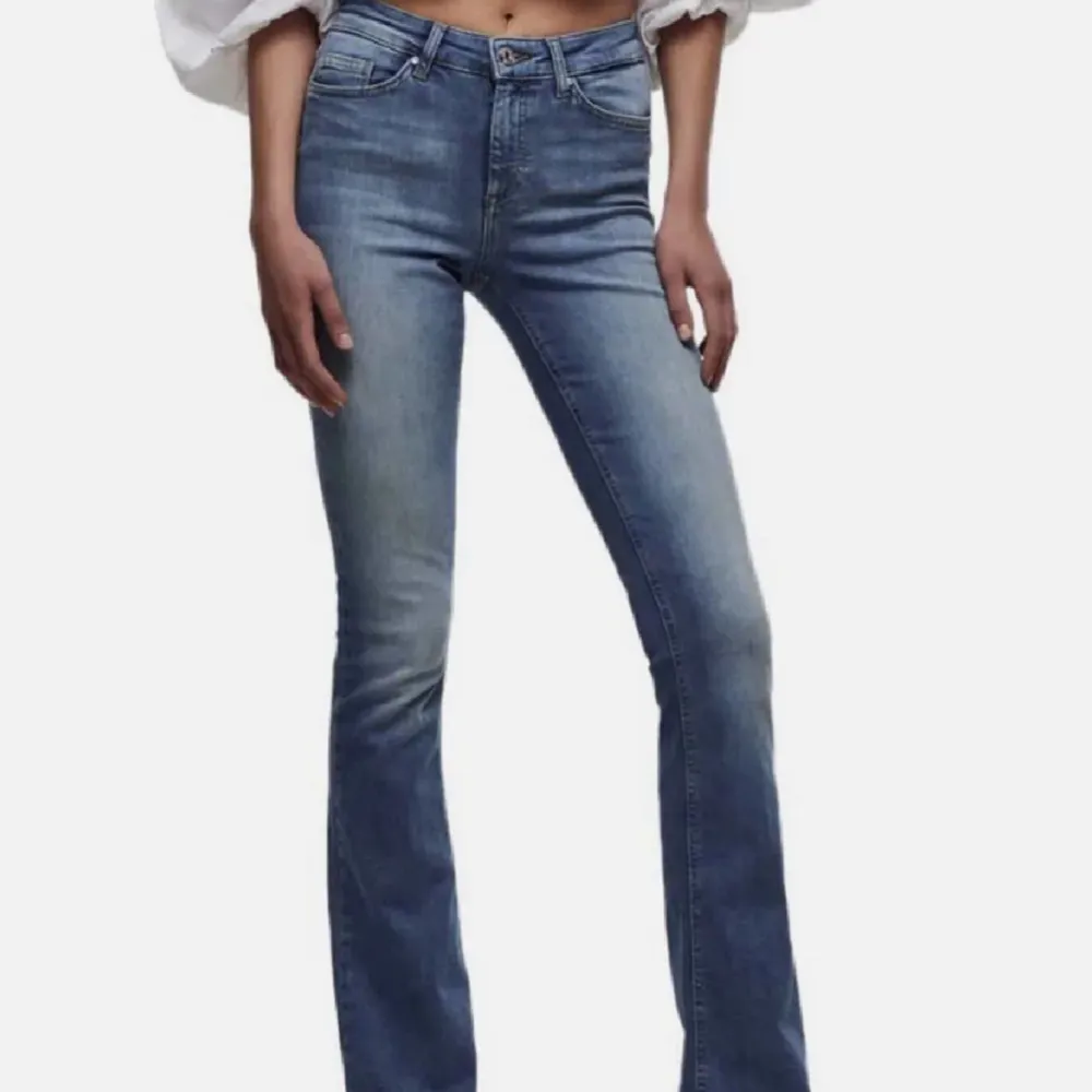 Bootcut jeans från only i jättebra skick, enda ”skadan” är att de är lite slitna på slutet, därav priset. . Jeans & Byxor.