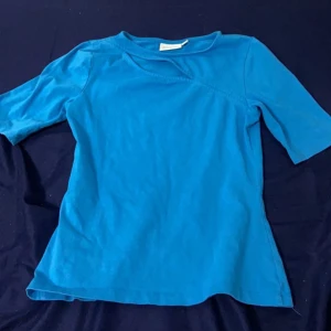 Tröja Kappahl ljus blå - Tröja från Kappahl i storlek Xs. Jätte skön och super fin färg. Säljs pga ingen användning då den inte är min smak. Hör av dig vid intresse eller bilder💖 