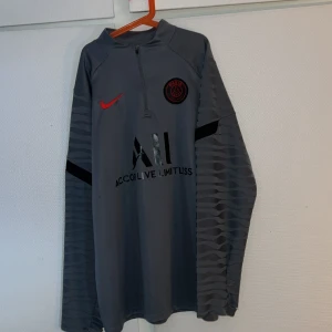 PSG tröja - En PSG tränings tröja Pris går att diskuteras Storleken på tröjan är xL men den är som M