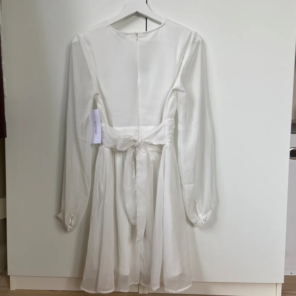 Dahlia dress från bubbleroom, strl 36 🌸 aldrig använd, lappar kvar💕 går att knyta fram eller bak, perfekt till student eller skolavslutning🥰 köpte för 699, säljer för 350kr. Klänningar.