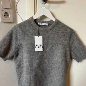 Stickad t-shirt från zara💓 - Helt oanvänd tröja som tyvärr inte passade mig. Den är så så snygg och skön🤩🩷