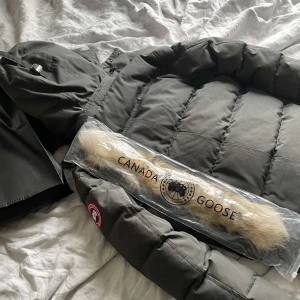 Canada goose jacka - Jag säljer min canada goose jacka ! har använt den i 2 veckor bara den har storlek S M  Det går att byta mot Moncler maya