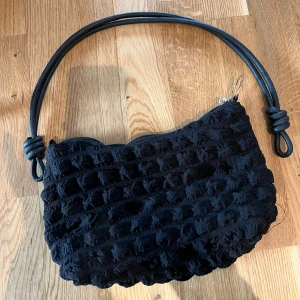 Väska  - Väska från shein. Axelband med knutar jätte fint skick.