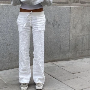 Alobha Label linnebyxor - Säljer nu mina supersnygga linnebyxor från Alobha Label. 🤍i storlek M. De är uppsydda så att de passar mig som är ca 167cm lång!🤍i bra skick och inga defekter. Nypris är 900kr. Köparen står för frakten!