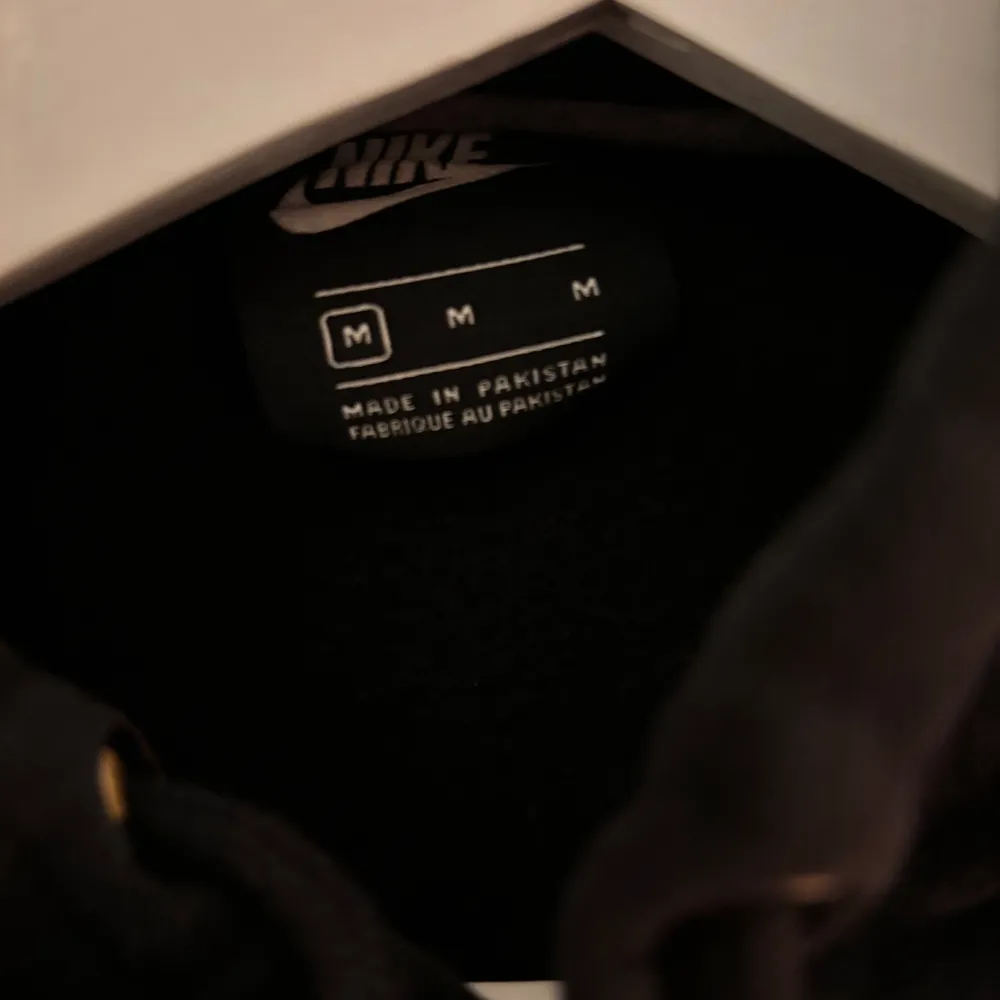 Säljer svart Nike hoodie i storlek M. Hoodies.