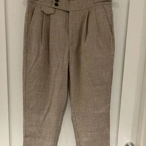 Kostymbyxor  - Linnen känsla i materialet. Luftiga och super sköna. Aldrig använda