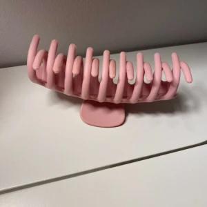 Hårklämma  - Hårklämma från H&M som inte används mer. Tappat lite färg men syns inte när man har i håret. Passar för både långt och kort hår.