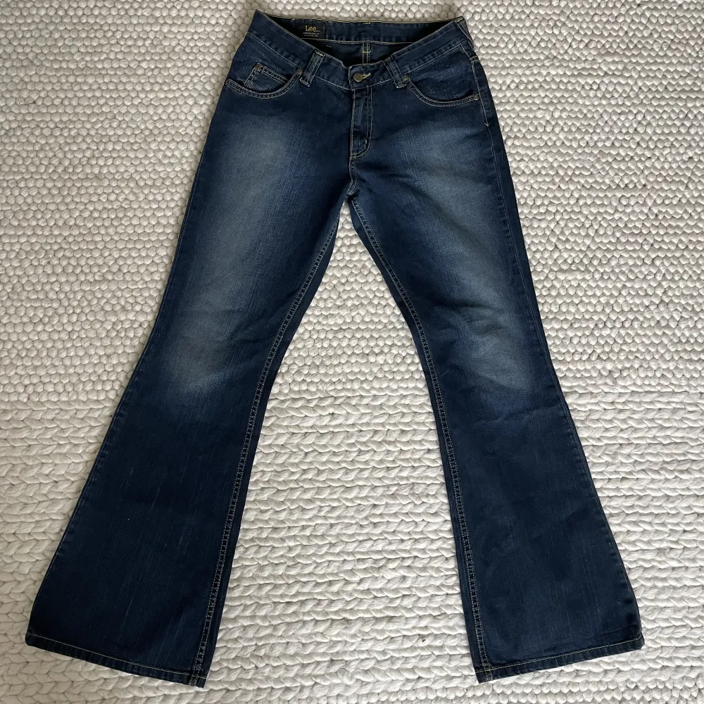 Säljer mina väldigt fina lågmidjade bootcut jeans från lee.  Innerbenslängd: 81 cm Midjemått: 40 cm. Jeans & Byxor.