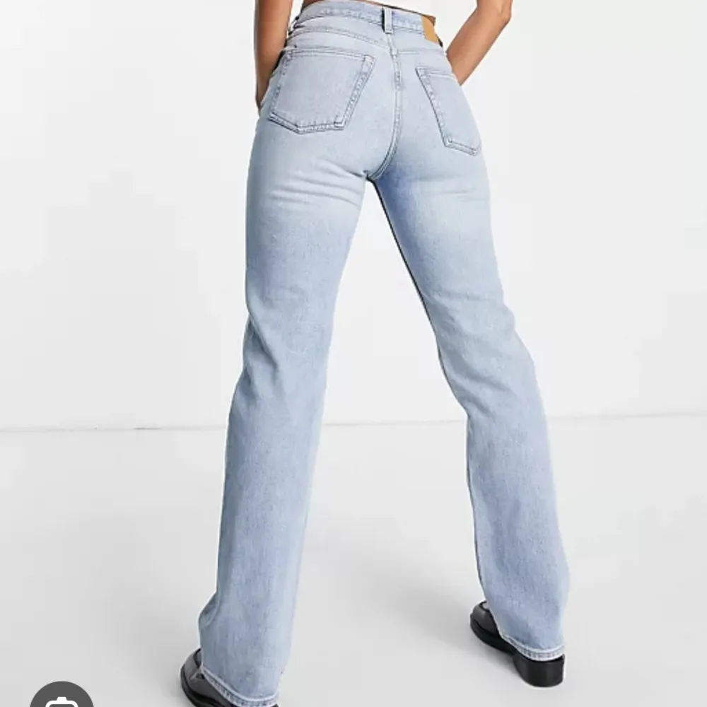 Likadana jeans som jag lade ut precis innan fast i svart. Midrise jeans från weekday. Säljer för att de börjar bli försmå. Storleken är W25/30 på både de blåa och de svarta som jag säljer!💞🌸. Jeans & Byxor.
