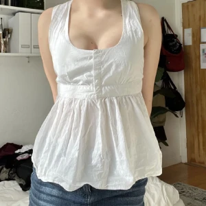 Vit topp - Söt sommar topp/blus. Storlek xs-s. Inte min bild, köpt här på plick men säljs pga av att det inte är min stil🫶 Kontakta INNAN du köper