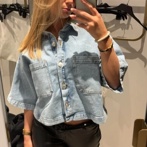 Croppad denim skjorta - Säljer denna så fina jeans skjorta ifrån Kappahl. Lappen är kvar och den är slutsåld i alla storlekar på hemsidan. Pris kan diskuteras, skriv vid frågor!💞