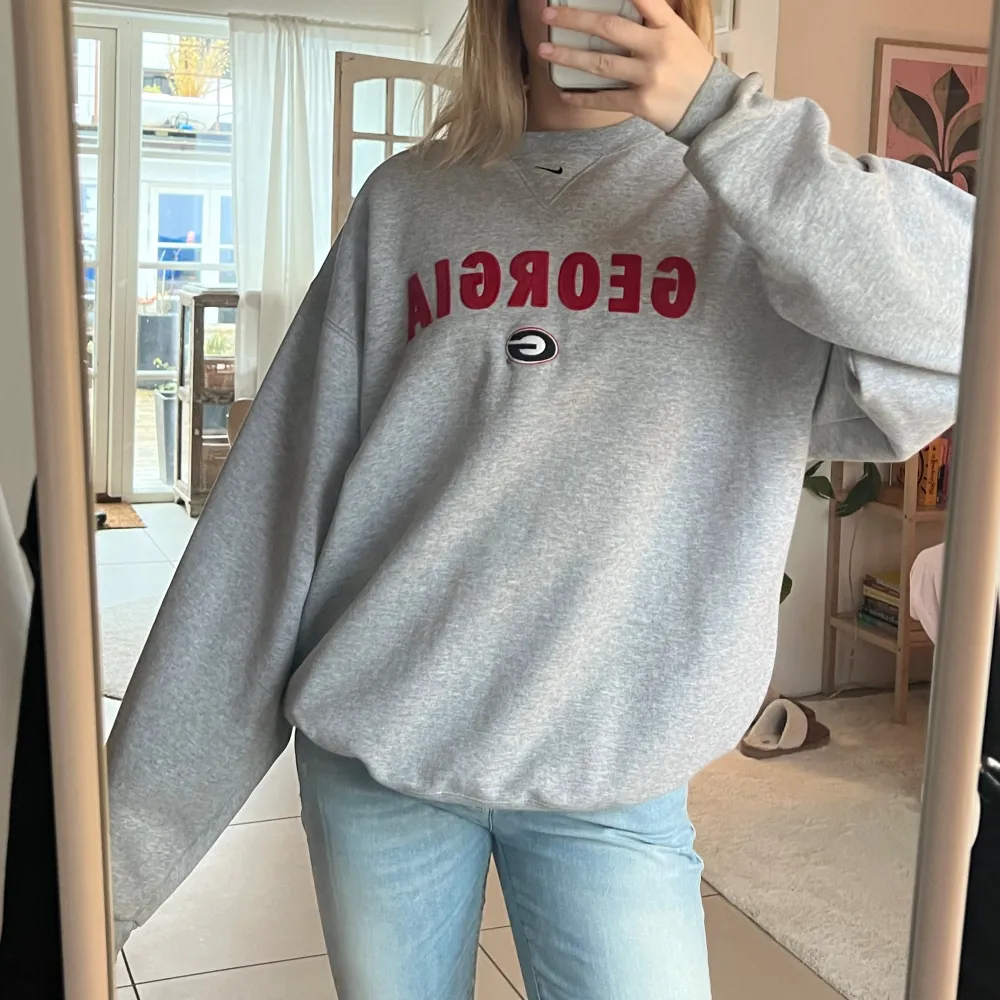 Vintage oversized sweatshirt köpt secondhand från NIKE. Mycket bra skick! Perfekt passform! Stl M, men sitter oversized!!. Hoodies.