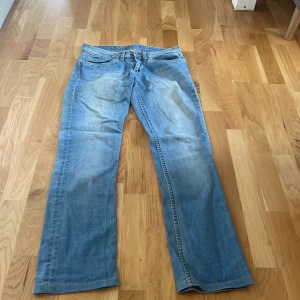 Pepe jeans - Säljer dessa snygga bootcut jeansen från pepe, använda fåtal gånger men i jättefint skick. Storlek 27/32. Pros går att diskutera