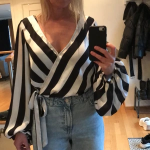 Omlottblus - Svart/vit Strl.40 Nyskick