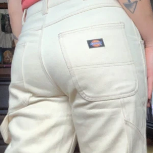 Dickies byxor  - Byxor från Dickie’s i snickar modell, sitter för tight på mig nuförtiden men passformen är mer lössittande om man har den storleken som anges på bild.