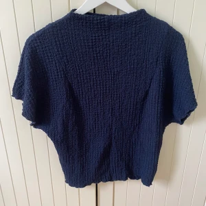 mörkblå Zaratopp - Jättefin topp från Zara, nästan aldrig använd💗