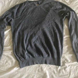 Kashmere tröja - Säljer snygg crewneck. Materialet är en cashmere mix Passar dig som är runt 180cm