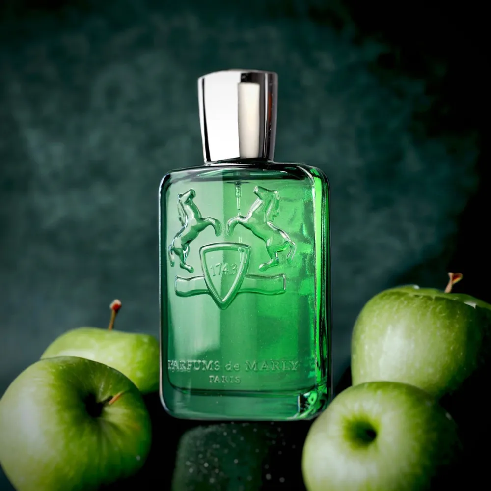 Pdm/Parfums de Marly Greenly, 2ml sample/test  Populär, högkvalitativ, frisk och fruktig sommardoft.   18kr frakt, betalas av köparen  Ordinariepris 2300(75ml). Övrigt.