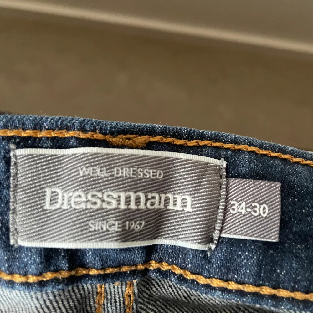 Dressmann mörkblåa jeans i storlek 34/30, finns i Stockholm . Jeans & Byxor.