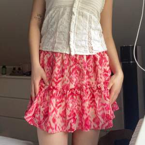 Kort jättesöt kjol. Perfekt för sommaren. Säljer då den är lite tight för mig. Använd ett fåtal gånger så fint skick❤️