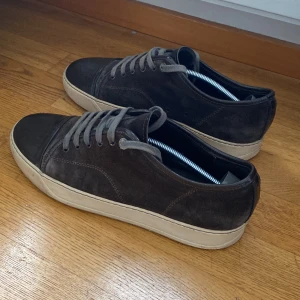 Lanvin skor - Ett par riktigt snygga lanvins nu till våren och sommaren! Fint skick, hör av dig vid funderingar! Pris kan diskuteras vid snabb affär! Uk 7 passar ca 40-43