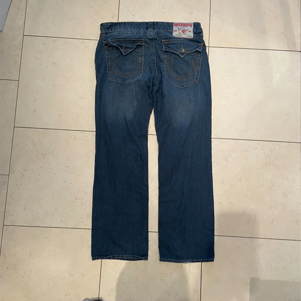 otroligt baggy trueys i strl 40 modell ricky passar L/Xl kom privat för fler bilder. Jeans & Byxor.