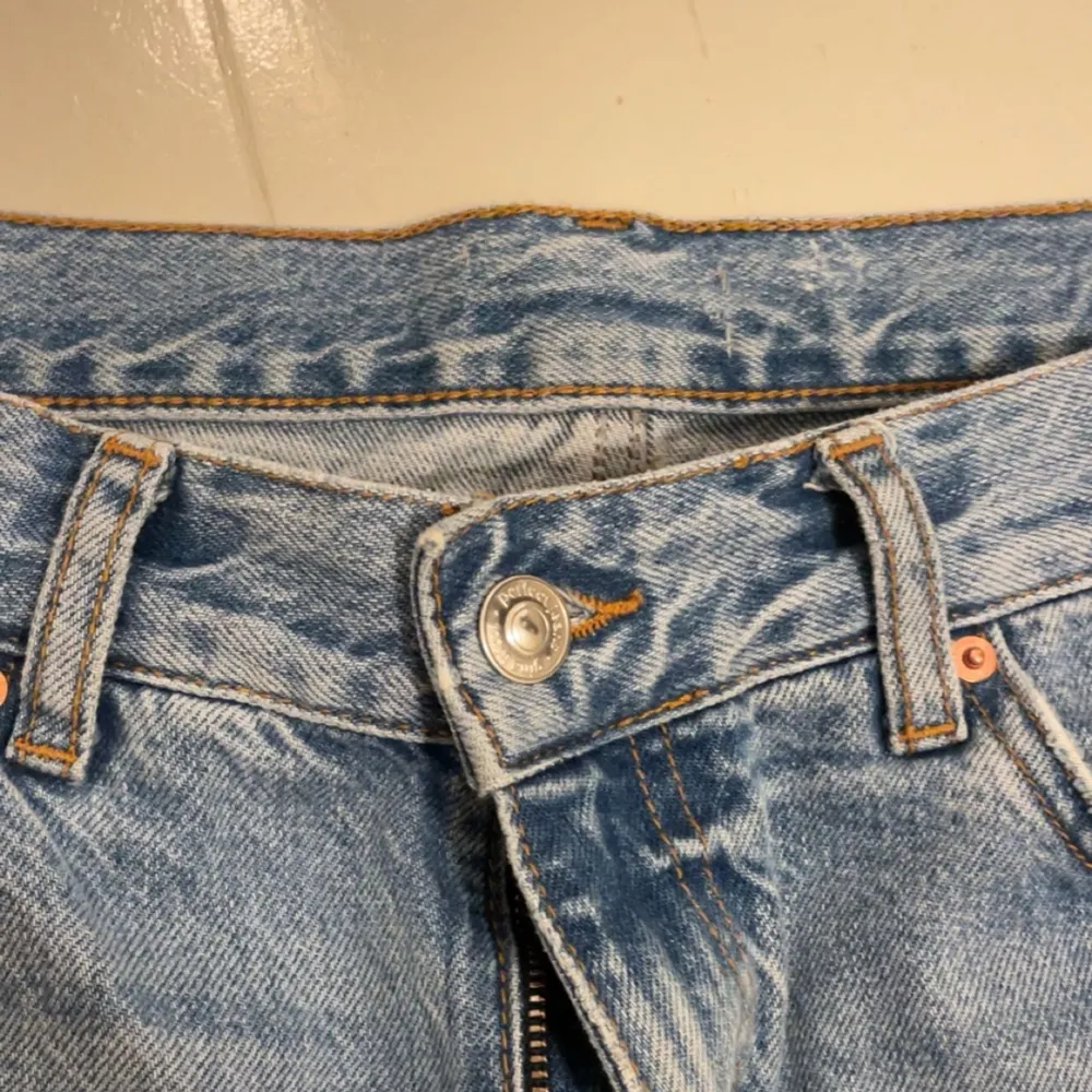 Jeans från Gina tricot! Storlekslappen är bortklippt (se bild 3) kan skicka mer bilder💕💕. Jeans & Byxor.