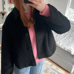 Gina tricot kappa - Superfin kappa ”boxy jacket” ifrån Gina tricot i nyskick, aldrig använd då jag har två st. Storlek L men passar även M/S. Slutsåld överallt på Gina tricots hemsida och butik. Nypris är 699 💕 Orginalförpackning och prislapp tillkommer vid önskemål 🥰