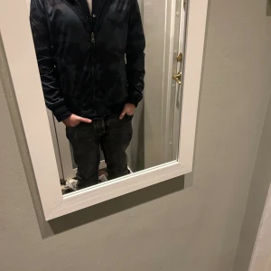 Woolrich jacka strl L - Tja säljer denna feta Woolrich jacka i blå camo som går att vända in och ut på, perfekt nu till våren. Cond 7/10  Modell: 183cm  Nypris 250€ mitt pris 949kr Bara höra av sig vid eventuella frågor! 