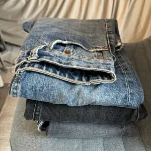 Jag säljer 3 par jeans från Zara för 200kr. Alla jeansen är i storlek 36. Säljer pågrund av att dem blivit för små. Skriv för bild på sista jeansen.