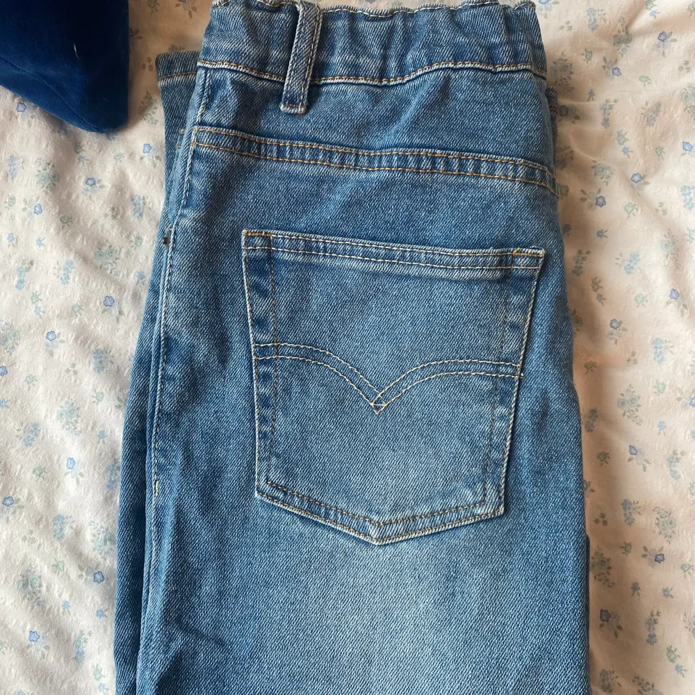 Säljer dessa raka jeans åt min bror. De är väldigt fina och funkar till allt. Passar för dig som har Stockholmstil. . Jeans & Byxor.