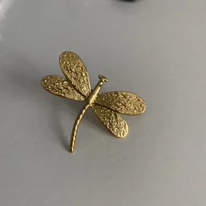 Trollslända  - Säljer denna guldiga trollslända från shein. Använd  ca 10 ggr. Inga alls defekter helt som ny! Ringen är även juster bar