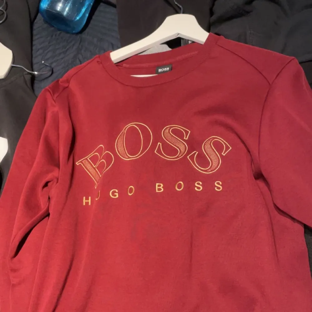 Säljer dessa 3 tröjor från Hugo Boss i bra skick. 500 kr styck, 2 för 900 eller alla 3 för 1200. Storlek M men passar S i vissa fall.. Tröjor & Koftor.