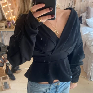 Topp - SUPER snygg topp, priset pga att jag är osäker om jag vill sälja ❤️