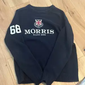 En stickade Morris tjock tröja i väldigt bra skick o jag på bilden är 180 cm 