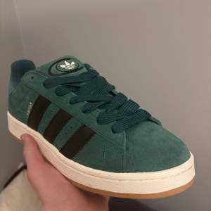 Tja, adidas campus säljes som nya använda 1 gång eftersom inte riktigt min stil😄allt original tillkommer som nya svarta skosnören👍strl 44 2/3 men passar 44 perfekt👌Pris: 1000kr🔥kom dm för fler bilder och funderingar👋🏽