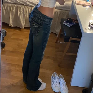 true religion jeans - lågmidjade i bootcut, innebens 86 och midja rakt över 42 skit snygga med unika detaljer💗 köpta här på plick 
