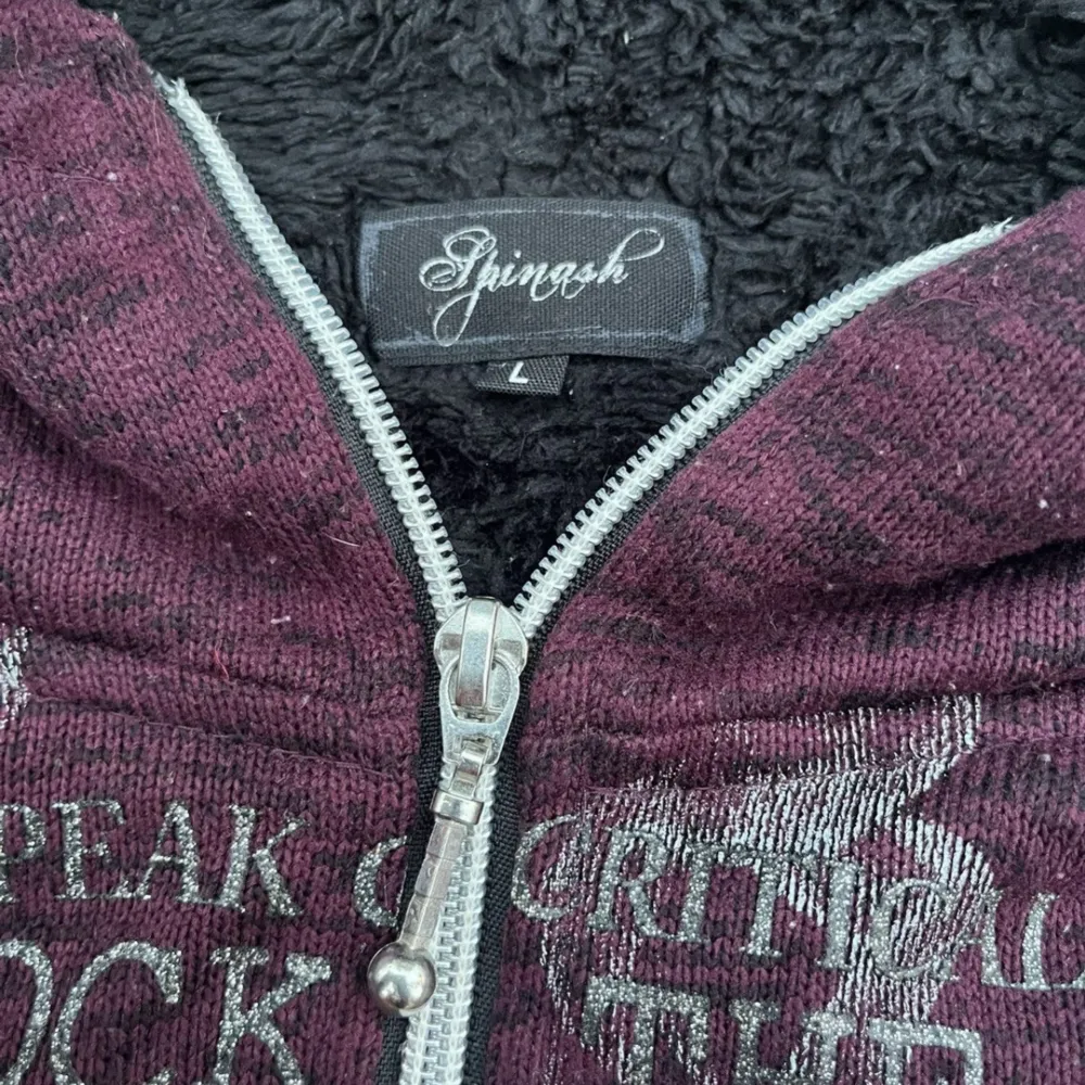 *RARE* Spinash Japanese Poem Fur Sherpa Hoodie, Seditionaries Punk. Japansk Spinash Hoodie med poetisk tryck och detaljer. Troligtvis den enda i Sverige! Nyskick & Stl: (L) men passar som en (M). Finns i Uppsala men kan fraktas vid överenskommelse.. Hoodies.