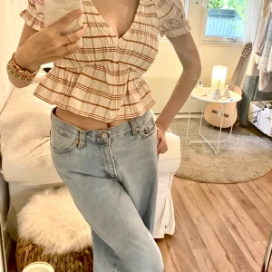 Topp  - Urgullig topp från Bershka som blivit lite överflödig i min garderob, använd mycket sparsamt (2-3ggr) och i toppenskick! Supersöt till sommaren 💋💕⚡️