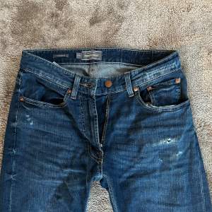 Riktigt feta laidback dressman jeans med slitningar! Storlek 30/30 Ny pris ca 999kr Mitt pris 399kr