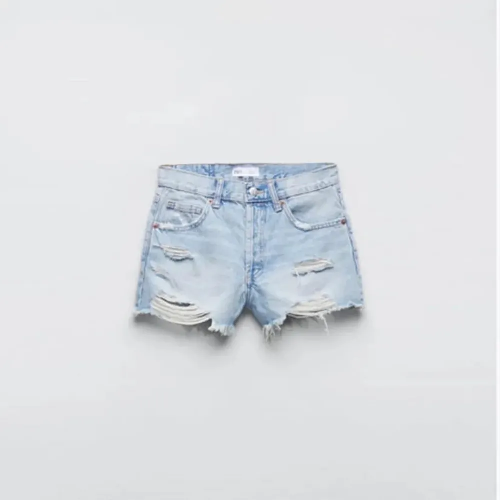 Jeans shorts från zara i stolek 38, passar mig men säljer för ja har ett par liknande. Knappt använda . Helt slutsålda . Shorts.